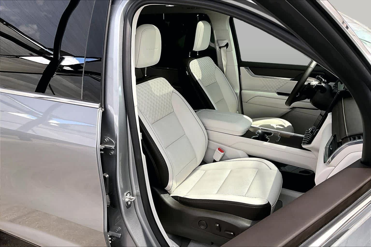 Used 2024 GMC Acadia Denali w/ Super Cruise Package FWD image 9