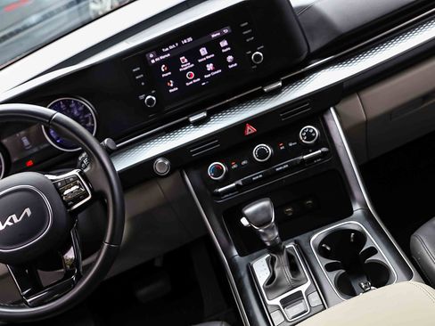 Certified 2023 Kia Carnival LX image 20