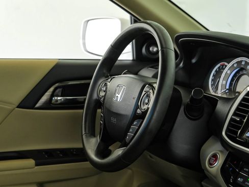 Used 2016 Honda Accord Touring image 14