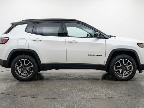 Used 2025 Jeep Compass Trailhawk image 11