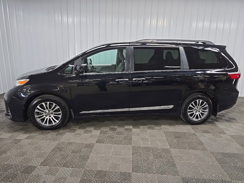 Used 2019 Toyota Sienna XLE w/ XLE Navigation Package FWD image 5