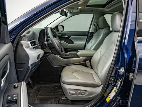 Used 2021 Toyota Highlander XLE AWD/4WD image 31