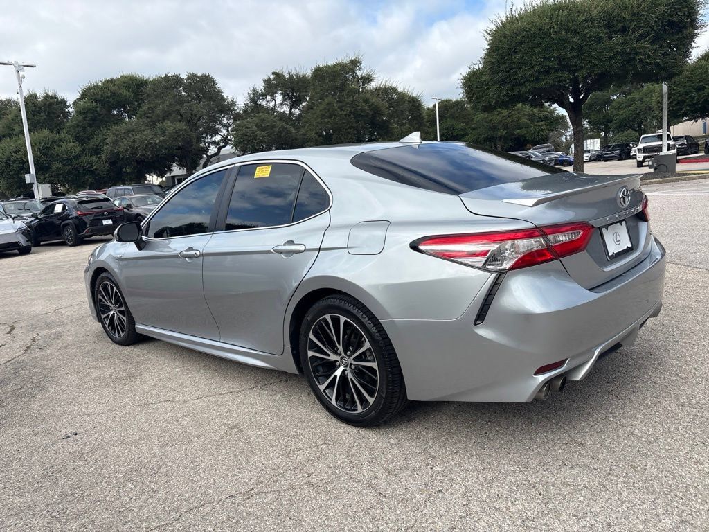 Used 2020 Toyota Camry SE FWD image 3