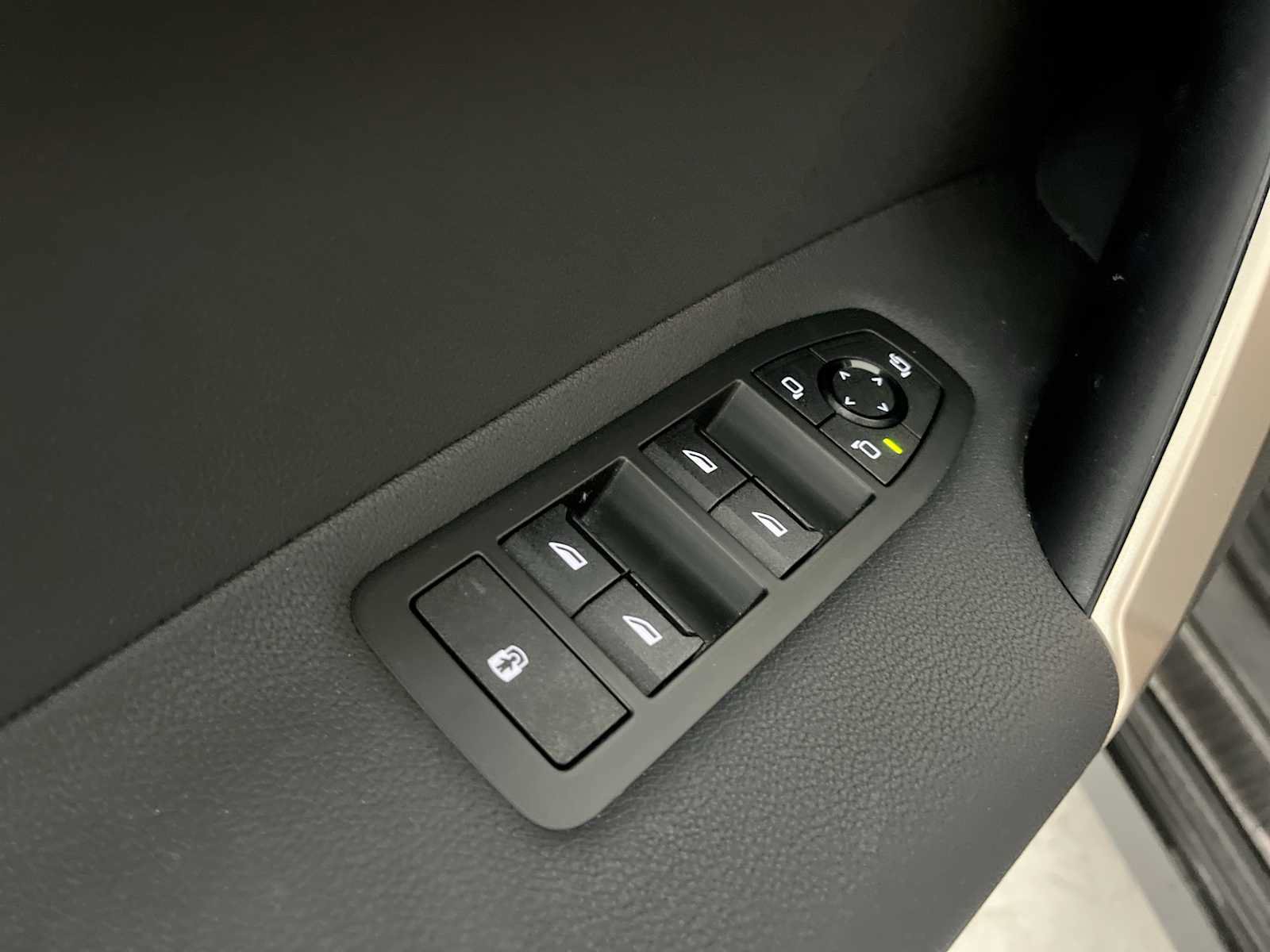Used 2025 BMW iX xDrive50 AWD/4WD image 21