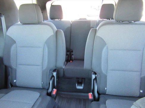Used 2022 Chevrolet Traverse LT FWD image 19