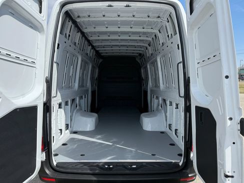 Used 2021 Mercedes-Benz Sprinter 4500 image 8
