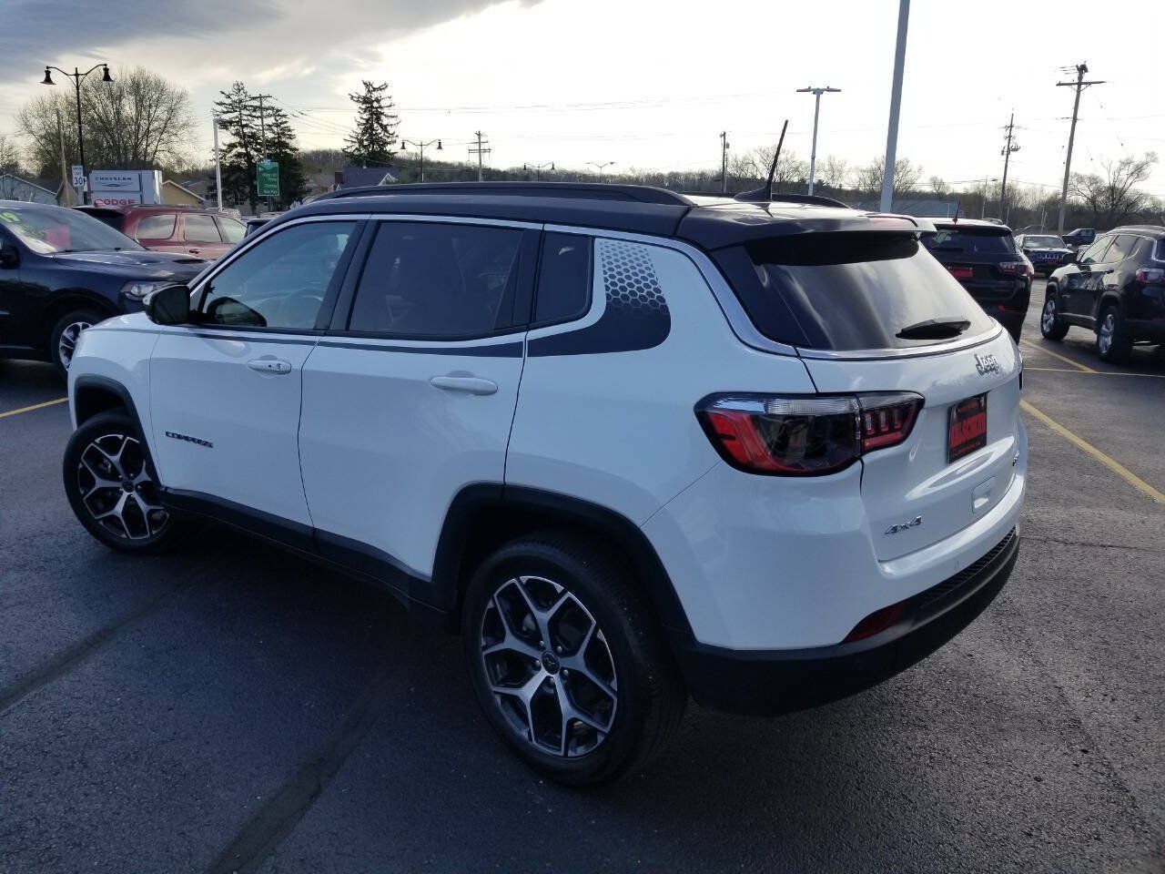 Certified 2025 Jeep Compass Limited w/ Mopar Graphics Package AWD/4WD image 5