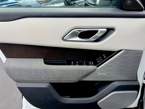 Used 2018 Land Rover Range Rover Velar image 19