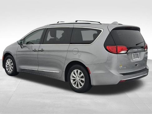 Used 2019 Chrysler Pacifica Touring-L image 9