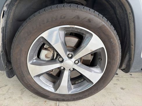 Used 2019 Jeep Cherokee Limited w/ Luxury Group FWD image 2