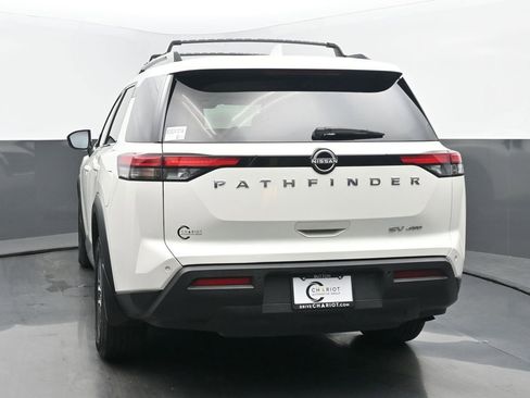 Used 2023 Nissan Pathfinder SV image 4
