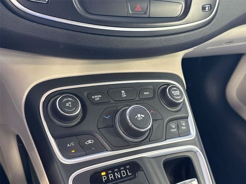 Used 2016 Chrysler 200 Limited FWD image 18
