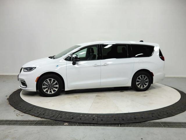 Used 2024 Chrysler Pacifica Limited FWD image 5