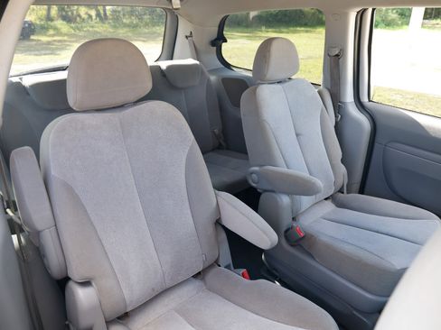 Used 2012 Kia Sedona LX image 12