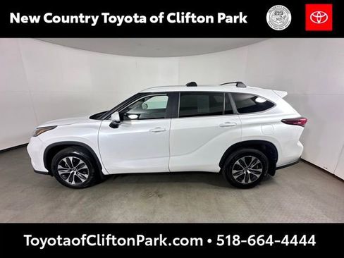 Used 2023 Toyota Highlander XLE AWD/4WD image 6