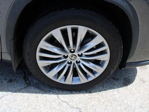 Used 2024 Toyota Highlander Platinum AWD/4WD image 10
