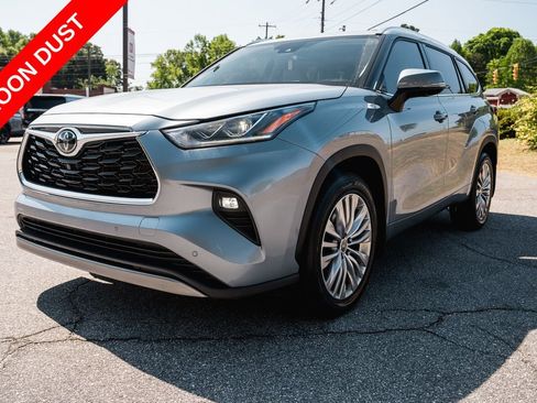 Used 2024 Toyota Highlander Platinum FWD image 3