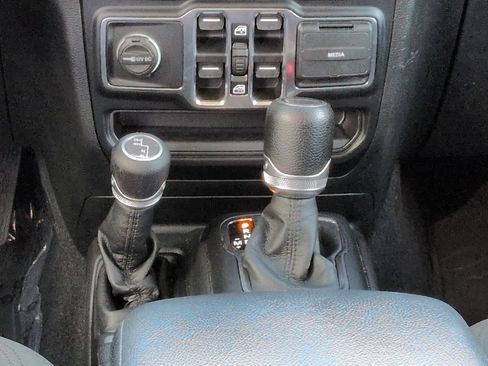 Used 2021 Jeep Gladiator Sport AWD/4WD image 18