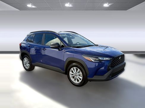 Used 2025 Toyota Corolla Cross LE image 7