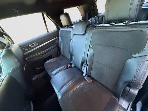 Used 2018 Ford Explorer XLT w/ Equipment Group 202A AWD/4WD image 15