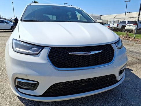 New 2026 Chrysler Pacifica Pinnacle AWD/4WD image 2