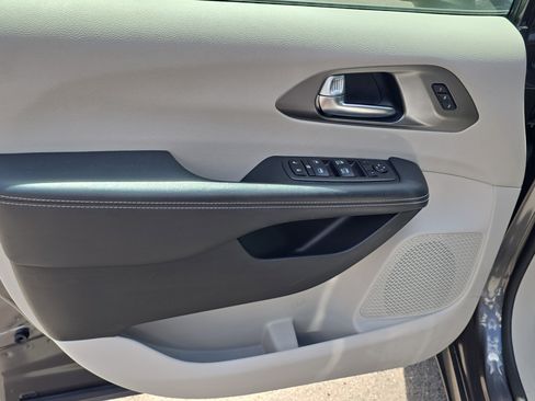 Used 2023 Chrysler Pacifica Touring-L image 19