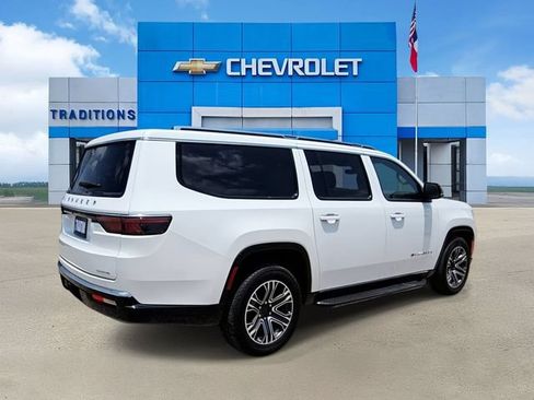 Used 2024 Jeep Wagoneer L Series II RWD image 9
