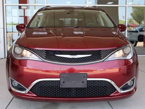Used 2018 Chrysler Pacifica Touring-L w/ Premium Audio Group FWD image 2