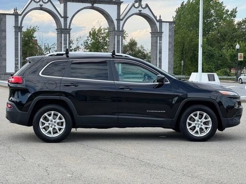 Used 2017 Jeep Cherokee Latitude AWD/4WD image 5