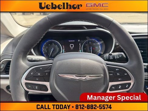 Used 2024 Chrysler Pacifica Limited FWD image 30