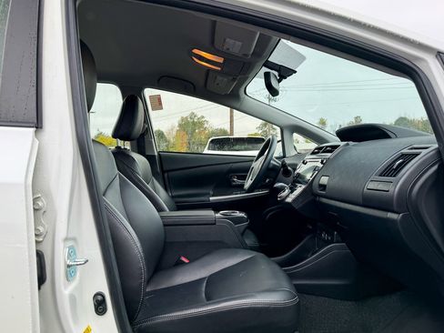 Used 2017 Toyota Prius V Four image 9