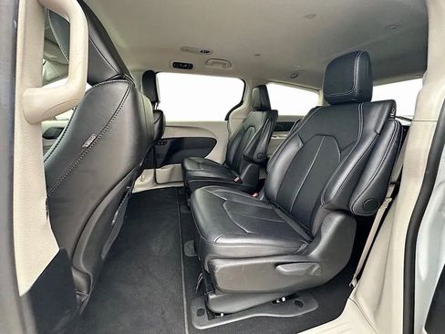 Used 2024 Chrysler Pacifica Select image 18