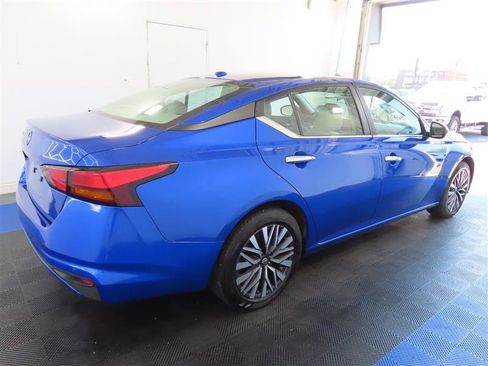 Used 2025 Nissan Altima 2.5 SV FWD image 14