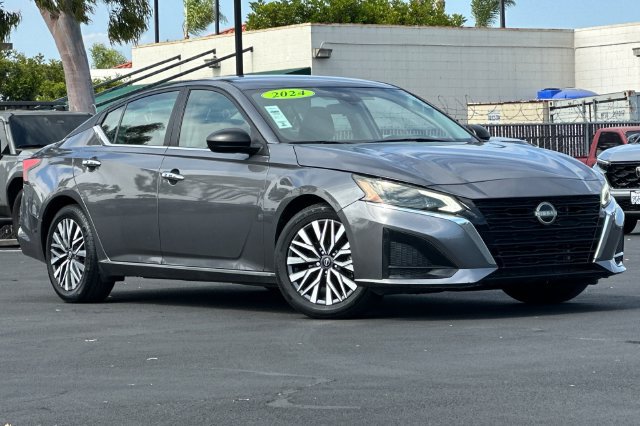 Used 2024 Nissan Altima 2.5 SV FWD image 2