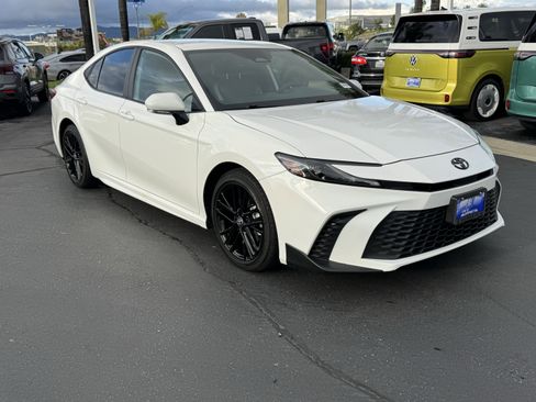 Used 2025 Toyota Camry SE image 2