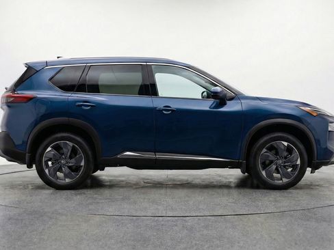 Used 2025 Nissan Rogue SV FWD image 11