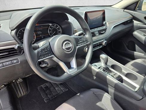 Used 2025 Nissan Altima 2.5 SV FWD image 10