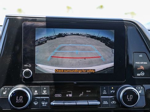 Used 2023 Toyota Highlander XLE FWD image 23
