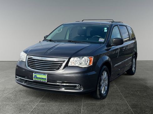 Used 2016 Chrysler Town & Country Touring FWD image 3