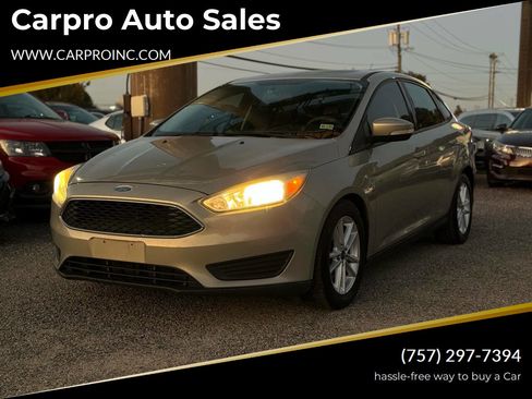 Used 2015 Ford Focus SE image 1