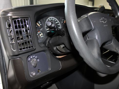 Used 2005 Chevrolet Express 3500 Extended Passenger w/ LS Preferred Equipment Group RWD image 15