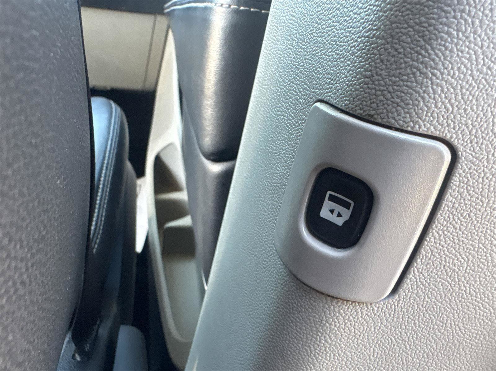 Used 2015 Chrysler Town & Country Touring FWD image 23