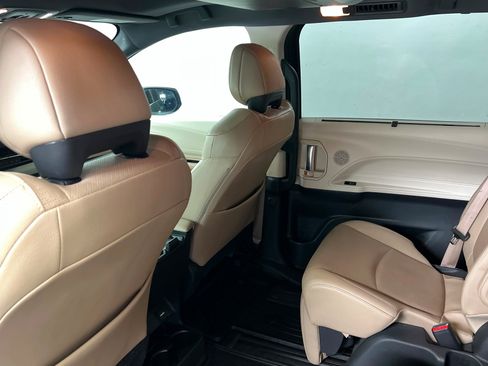 Used 2022 Toyota Sienna Limited FWD image 19