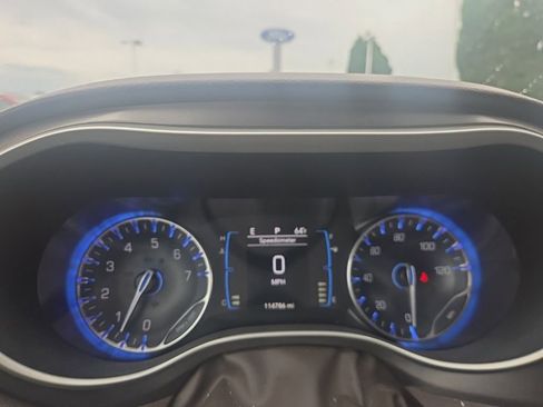 Used 2017 Chrysler Pacifica Touring-L w/ 13 Speaker Alpine Sound Group FWD image 11