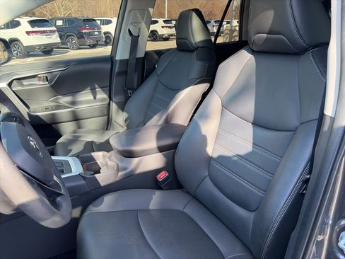 Used 2021 Toyota RAV4 XLE Premium image 23