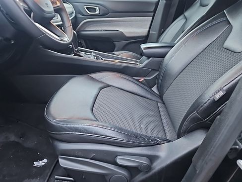 Used 2024 Jeep Compass Latitude image 4