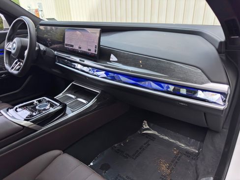 Used 2023 BMW i7 xDrive60 w/ Executive Package 2 AWD/4WD image 15