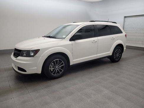 Used 2018 Dodge Journey SE w/ Connectivity Group FWD image 2