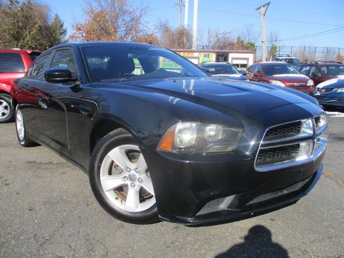 Used 2013 Dodge Charger SE image 2