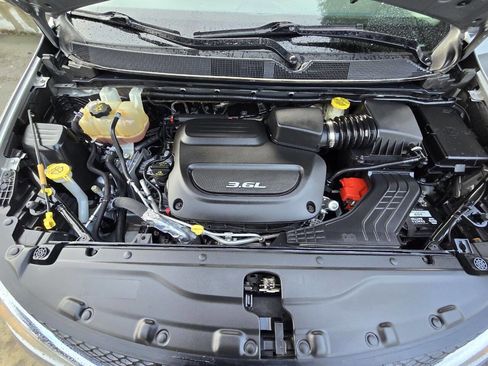 Used 2017 Chrysler Pacifica Touring-L image 16